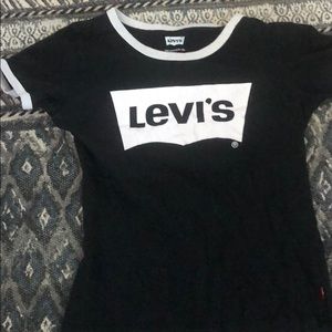 Black and white Levi’s tee